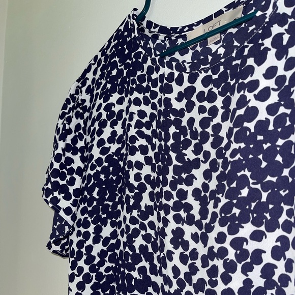 Loft Flutter Sleeve Blouse, Navy & White, EUC, Floral, Abstract,fits XS & Small - Picture 4 of 8